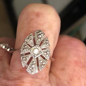 Vintage 70s Avon company, Silvertone chesterfield marcasite ring